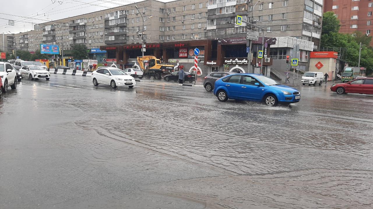 Фото «Скачем, как жабы на болоте»: двухдневный дождь устроил потоп на улицах Новосибирска 4
